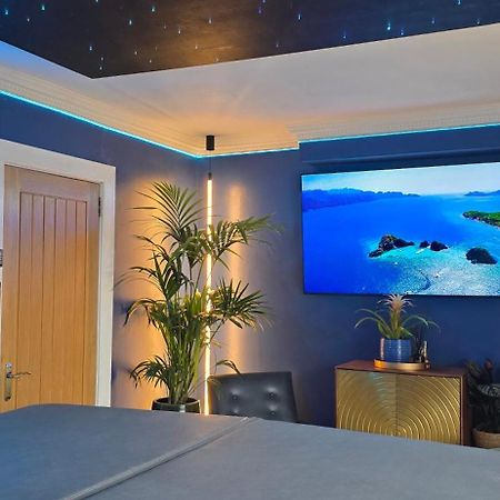 The New Blue Horse Suite At The Grumpy Schnauzer B&B Luxury Private Indoor Hot Tub Breakfast In Bed Airdrie Esterno foto