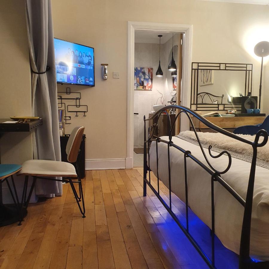 The New Blue Horse Suite At The Grumpy Schnauzer B&B Luxury Private Indoor Hot Tub Breakfast In Bed Airdrie Esterno foto