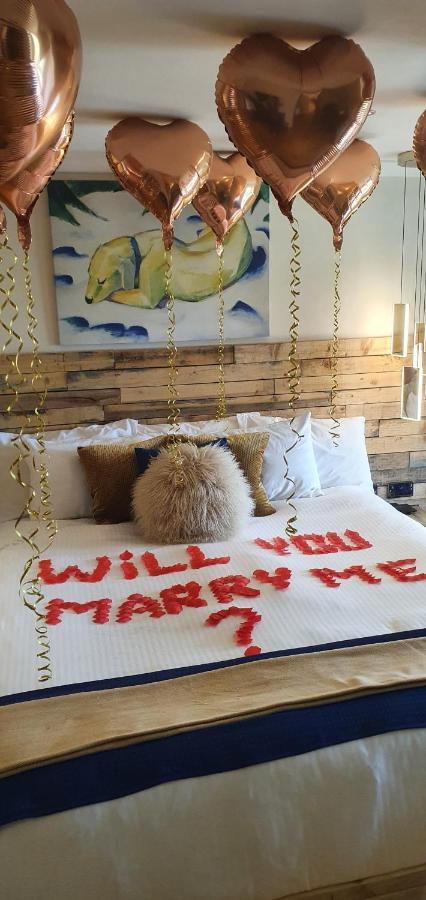 The New Blue Horse Suite At The Grumpy Schnauzer B&B Luxury Private Indoor Hot Tub Breakfast In Bed Airdrie Esterno foto