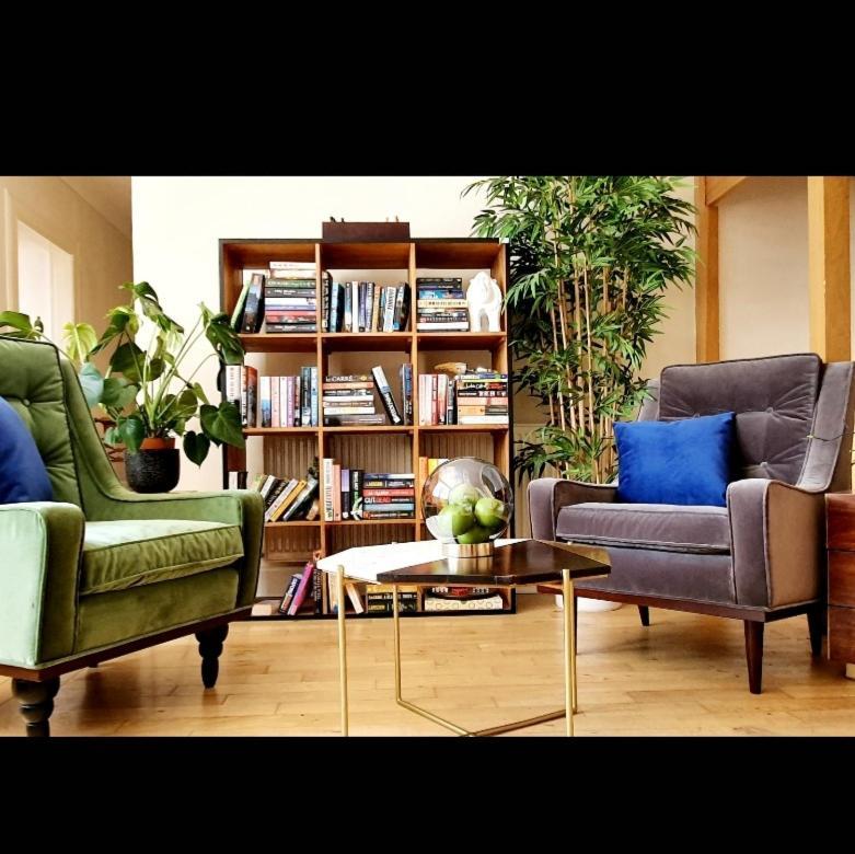 The New Blue Horse Suite At The Grumpy Schnauzer B&B Luxury Private Indoor Hot Tub Breakfast In Bed Airdrie Esterno foto