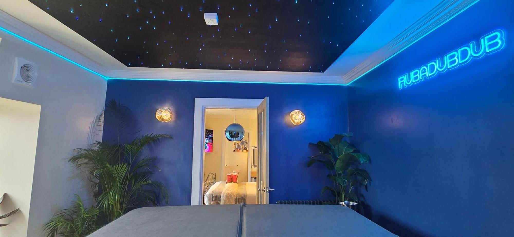 The New Blue Horse Suite At The Grumpy Schnauzer B&B Luxury Private Indoor Hot Tub Breakfast In Bed Airdrie Esterno foto
