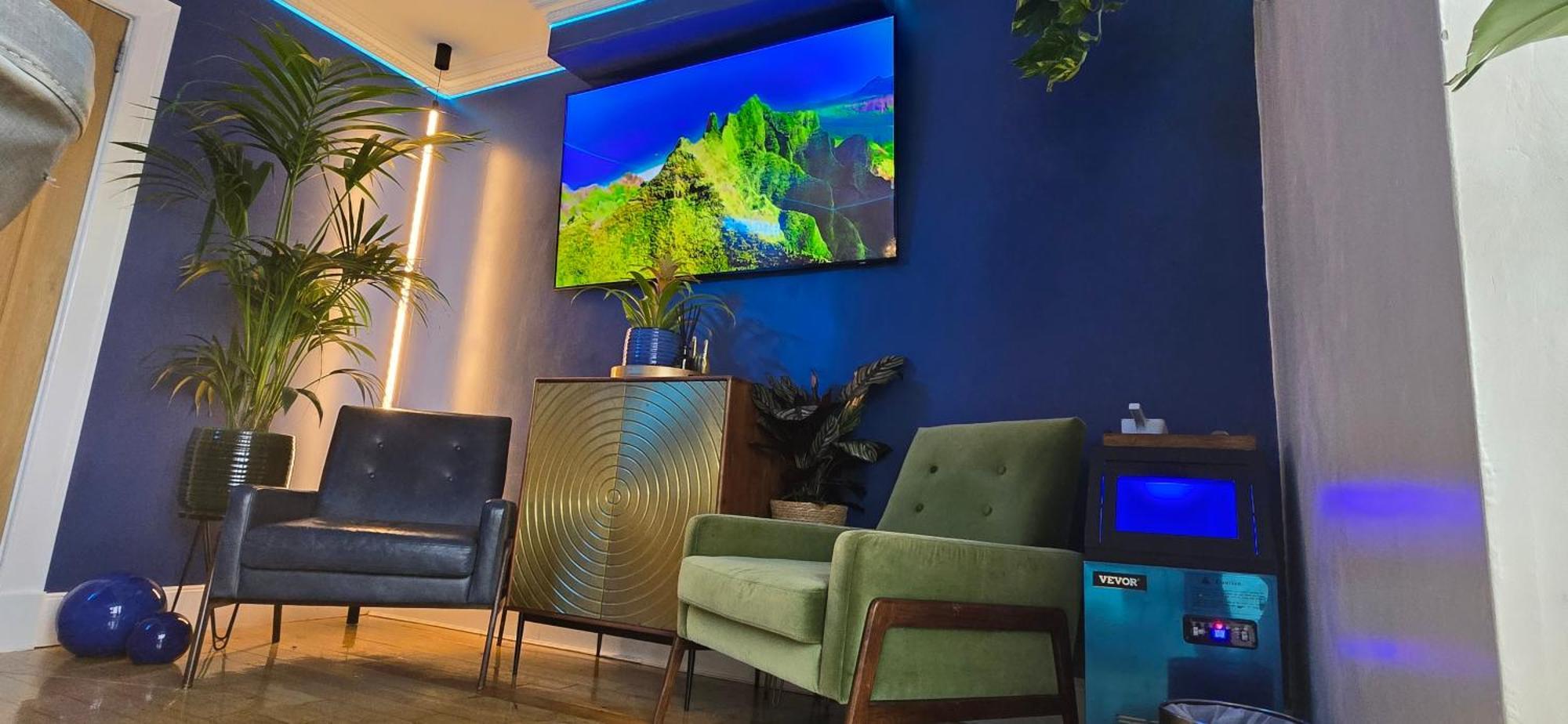 The New Blue Horse Suite At The Grumpy Schnauzer B&B Luxury Private Indoor Hot Tub Breakfast In Bed Airdrie Esterno foto