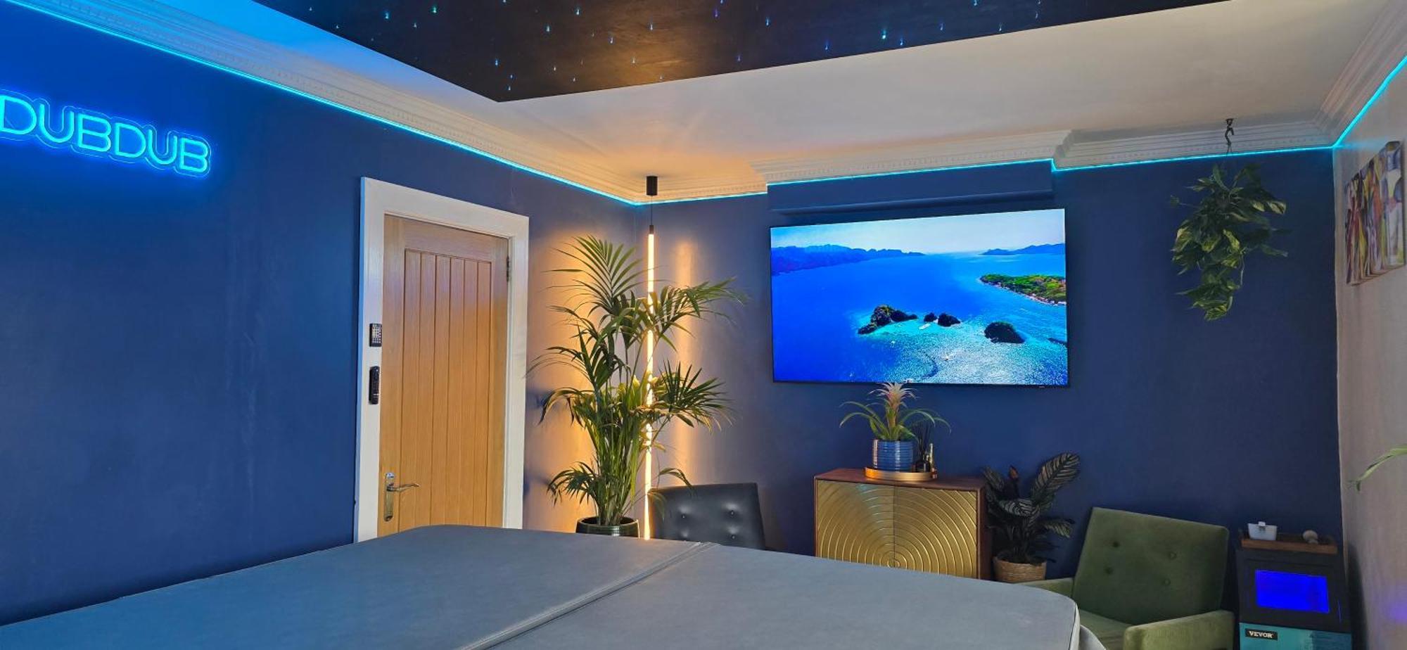 The New Blue Horse Suite At The Grumpy Schnauzer B&B Luxury Private Indoor Hot Tub Breakfast In Bed Airdrie Esterno foto