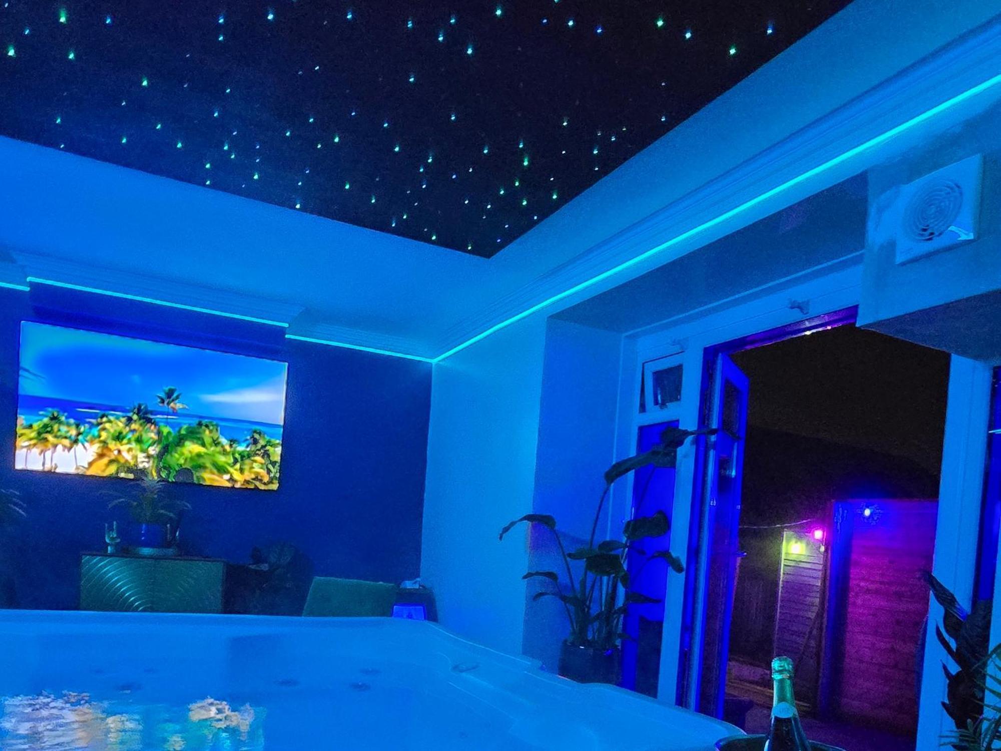 The New Blue Horse Suite At The Grumpy Schnauzer B&B Luxury Private Indoor Hot Tub Breakfast In Bed Airdrie Esterno foto